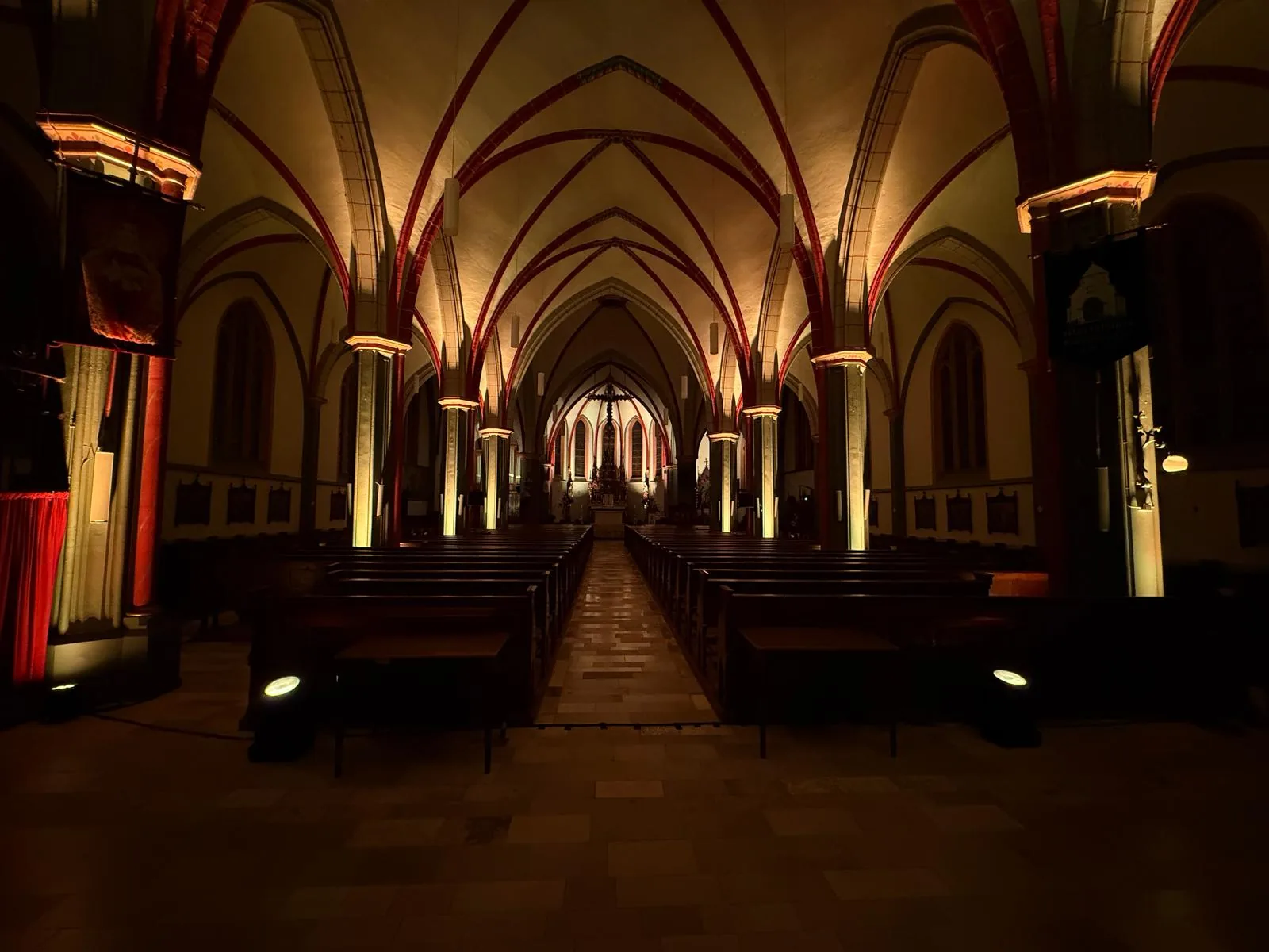 Kerkinterieur met sfeervolle verlichting tijdens De Slag om Borne