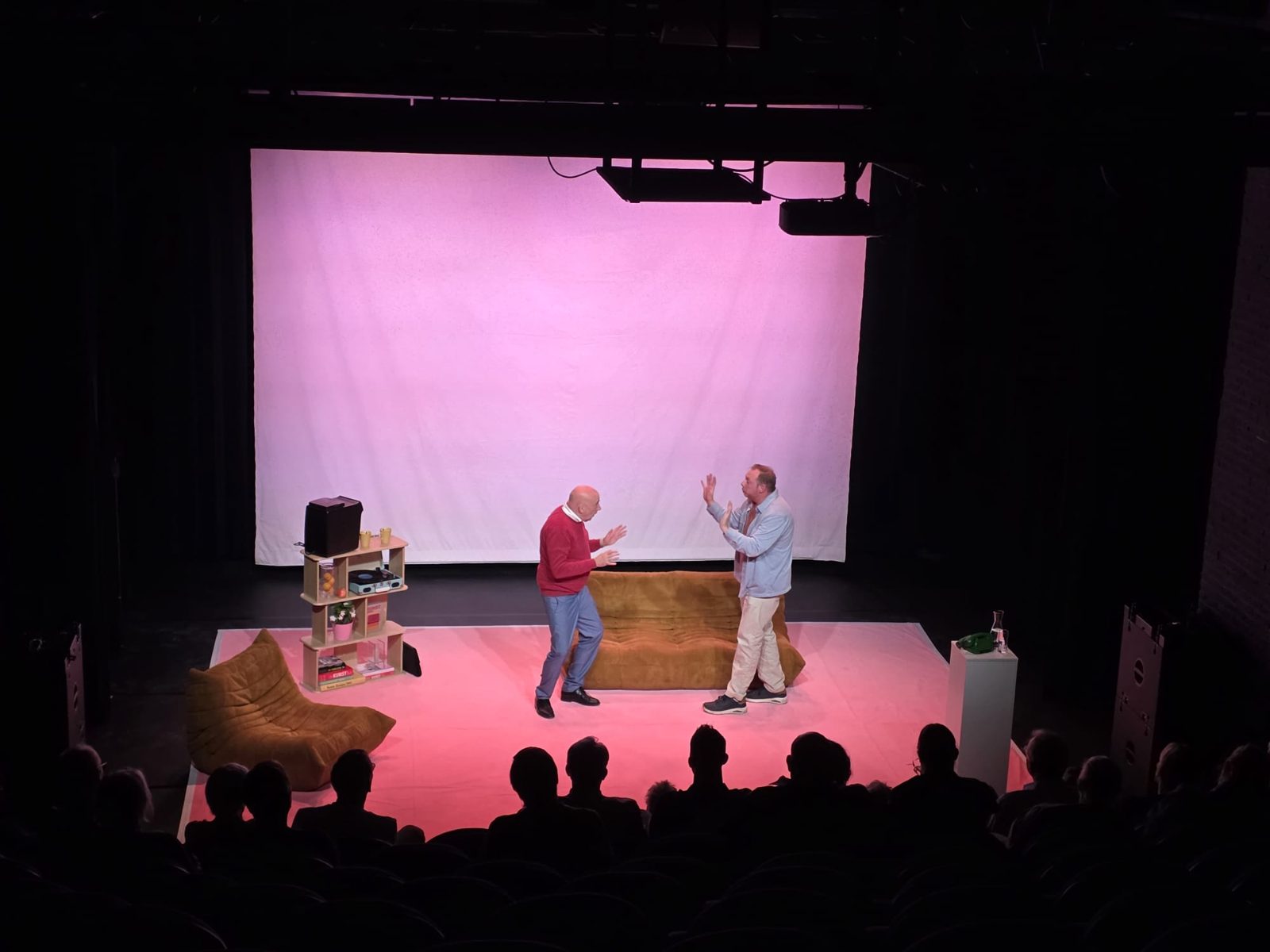 Theatervoorstelling Zand Erover met acteurs en publiek